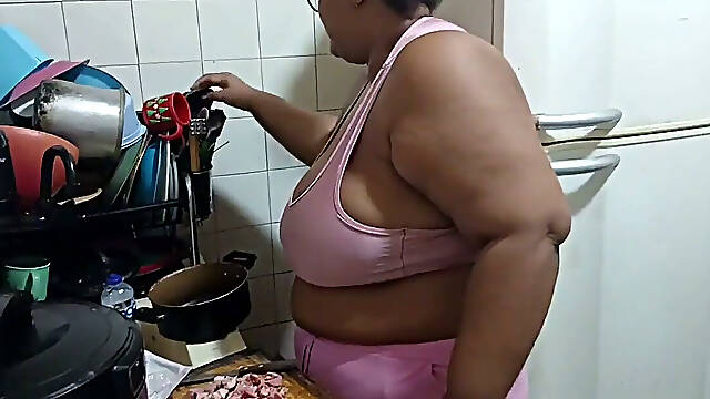 Stepmother in the Kitchen, Fucking Until She Gets a Lot of Cum in Her Mouth.