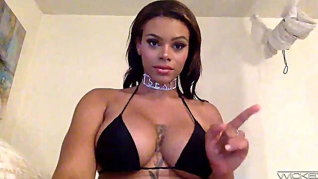 Homemade video of solo Halle Hayes pleasuring her wet pussy